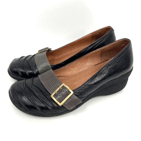 Miz Mooz Women's Oro Wedge Pump - Picture 2 of 6